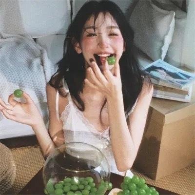 戴流苏耳环的少女